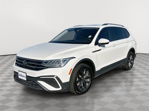 Used 2022 Volkswagen Tiguan SE w/ Panoramic Sunroof Package image 1