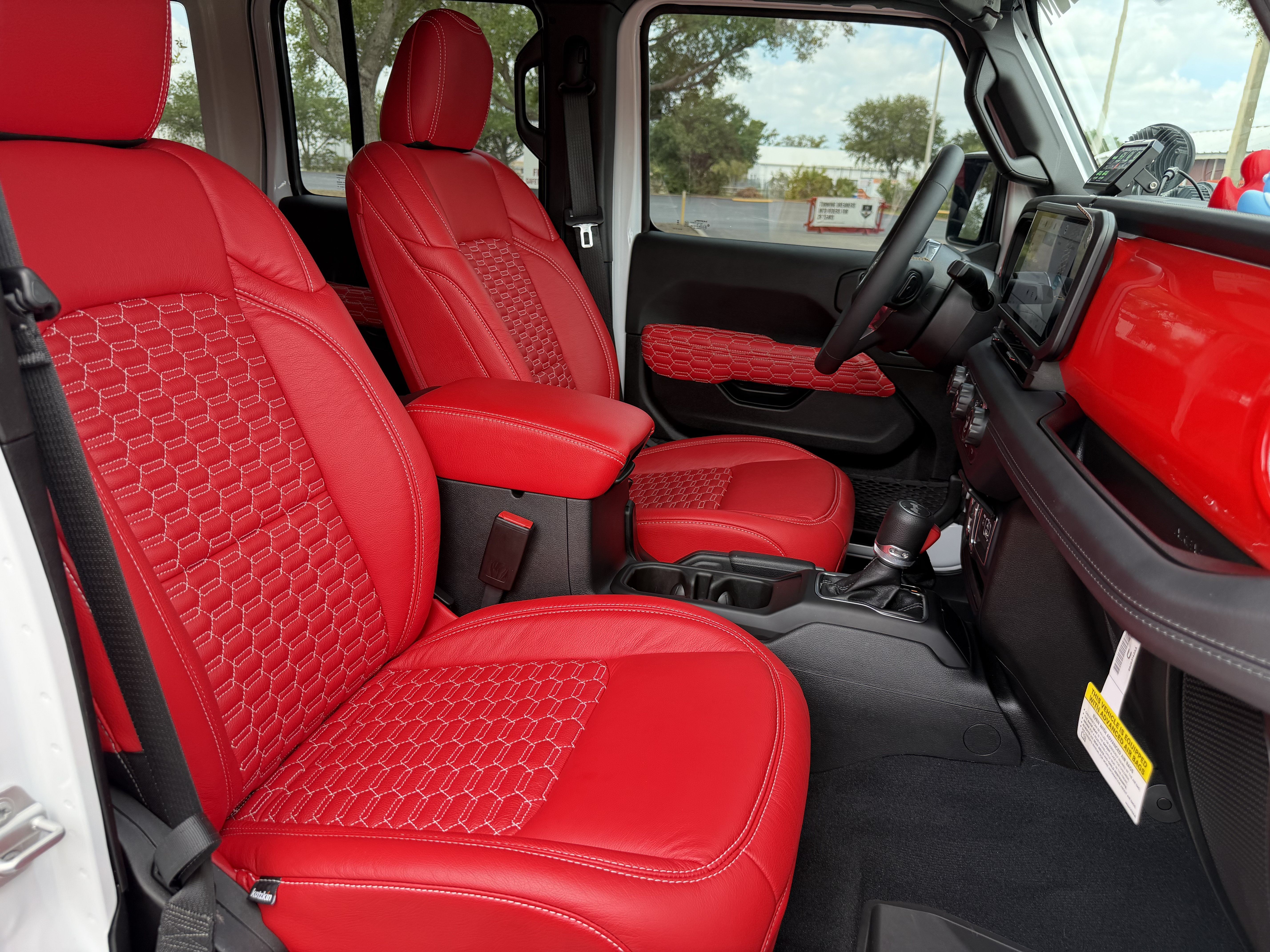 Used 2025 Jeep Wrangler Unlimited Sahara AWD/4WD image 32