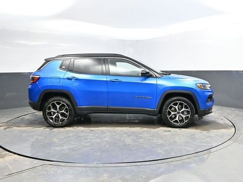 Used 2025 Jeep Compass Limited image 12