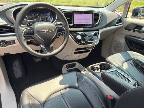Used 2024 Chrysler Pacifica Touring-L FWD image 20