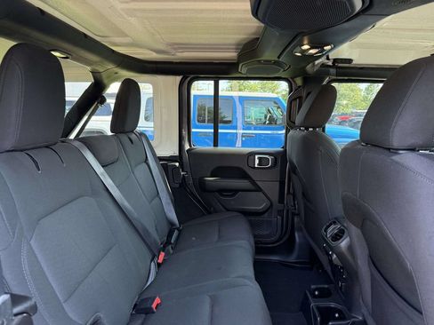 Used 2022 Jeep Wrangler Unlimited Sahara w/ Cold Weather Group AWD/4WD image 16