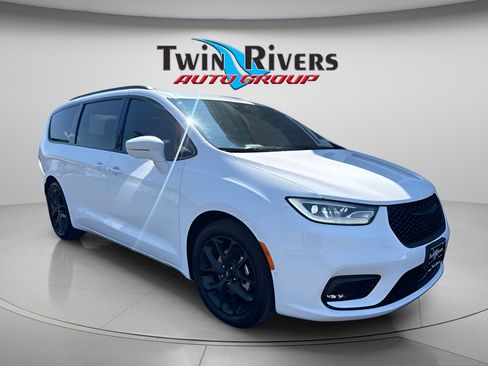 Used 2021 Chrysler Pacifica Touring-L w/ Uconnect Theater Family Group FWD image 6