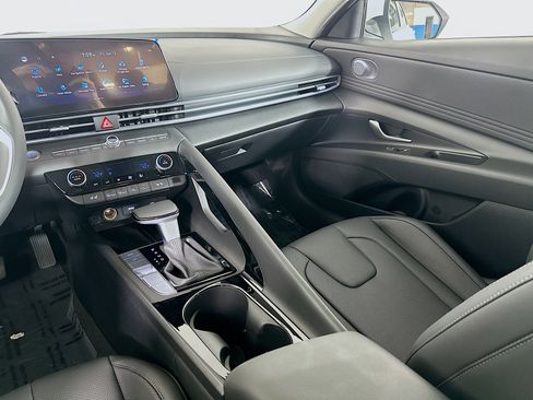 New 2025 Hyundai Elantra Limited image 24