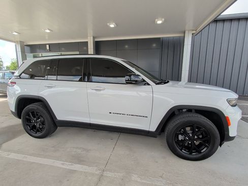 Used 2025 Jeep Grand Cherokee Altitude RWD image 8