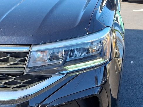 Certified 2023 Volkswagen Taos SE image 9