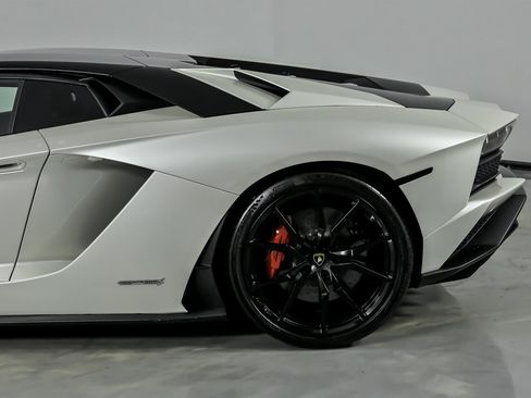 Used 2017 Lamborghini Aventador S image 9