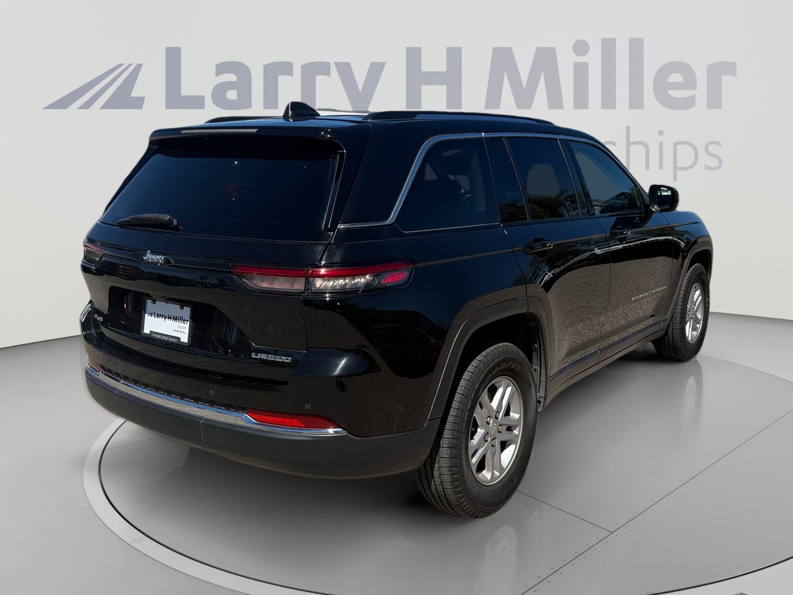 Used 2023 Jeep Grand Cherokee Laredo w/ Trailer Tow Prep Group (B) AWD/4WD image 5
