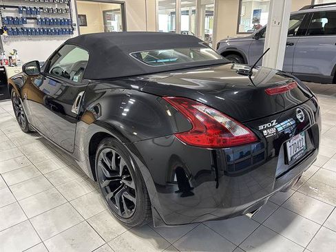 Used 2018 Nissan 370Z Touring RWD image 2