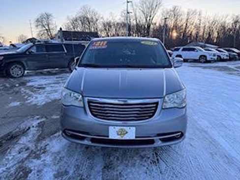 Used 2014 Chrysler Town & Country Touring-L image 2