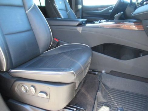 Used 2023 Cadillac Escalade Premium Luxury image 9