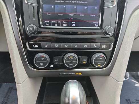 Used 2018 Volkswagen Passat 2.0T R-Line image 23