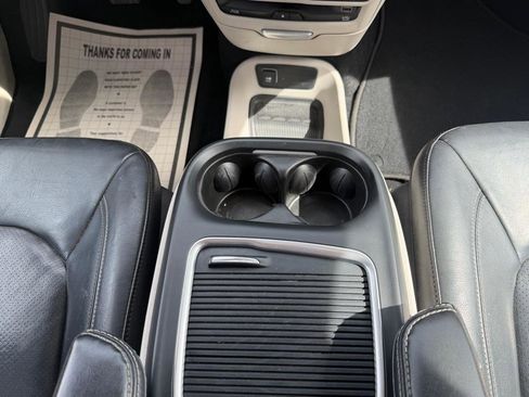 Used 2022 Chrysler Pacifica Touring-L w/ Uconnect Theater Family Group FWD image 15