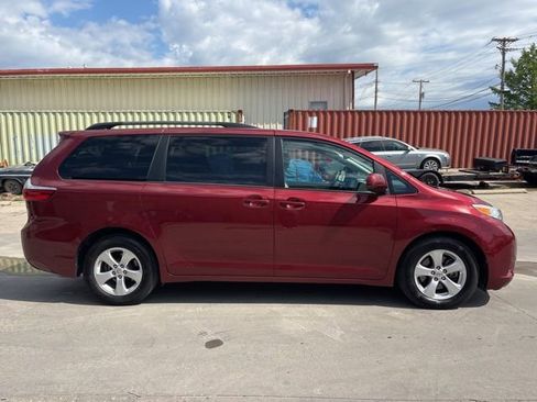 Used 2017 Toyota Sienna LE FWD image 8