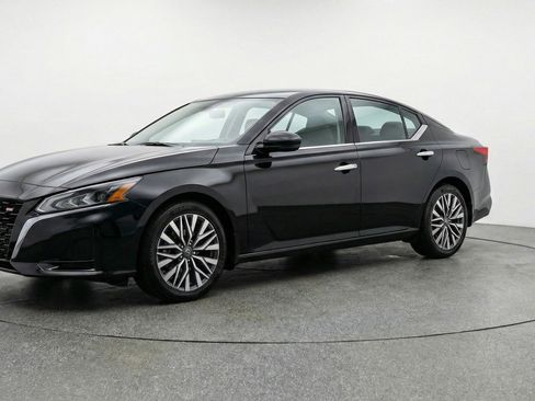 Used 2025 Nissan Altima 2.5 SV image 3