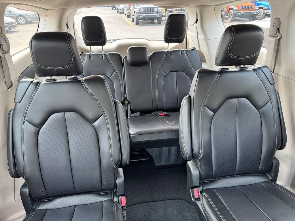 Used 2023 Chrysler Pacifica Touring-L AWD/4WD image 15
