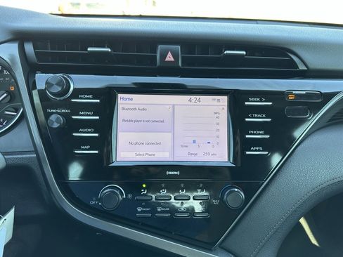 Used 2020 Toyota Camry LE image 10