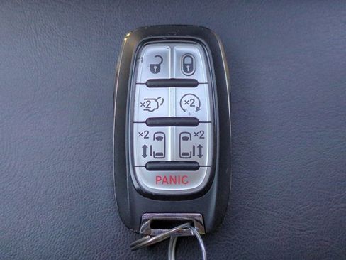 Used 2023 Chrysler Pacifica Touring-L image 28