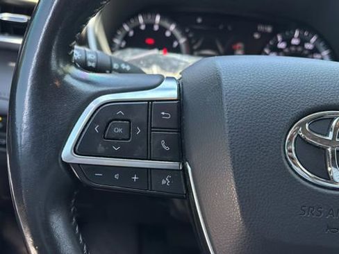 Used 2020 Toyota Highlander XLE AWD/4WD image 23
