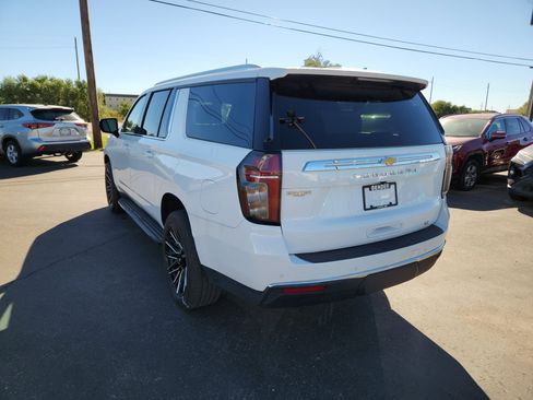 Used 2023 Chevrolet Suburban LT image 3