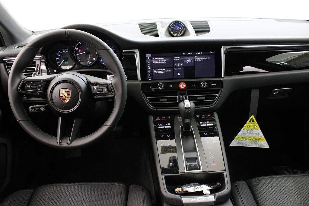 Certified 2025 Porsche Macan AWD/4WD image 16