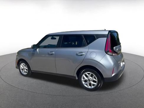 Used 2025 Kia Soul LX w/ LX Technology Package FWD image 10