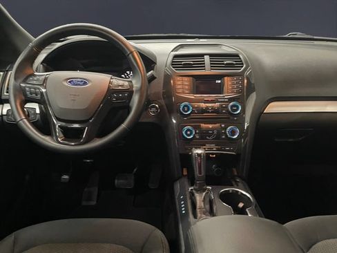 Used 2017 Ford Explorer XLT AWD/4WD image 10