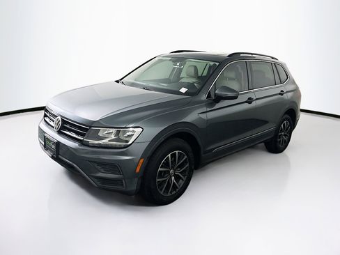 Used 2018 Volkswagen Tiguan SE w/ Panoramic Sunroof Package image 3