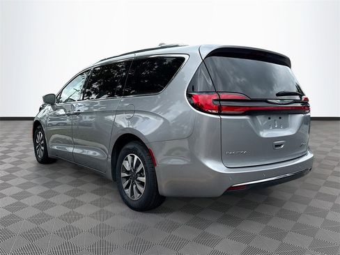 Used 2021 Chrysler Pacifica Touring-L image 8