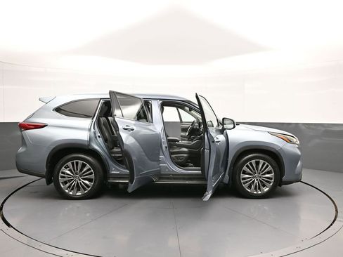 Certified 2020 Toyota Highlander Platinum w/ Preferred Accessory Package AWD/4WD image 45