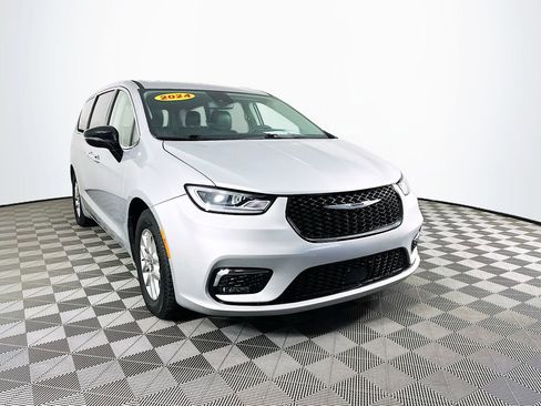 Certified 2024 Chrysler Pacifica Touring-L image 2