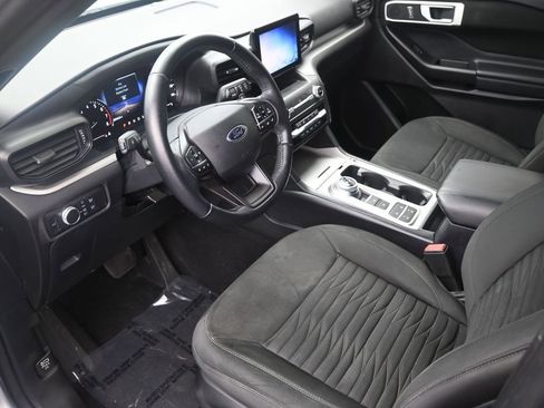 Used 2020 Ford Explorer XLT image 12