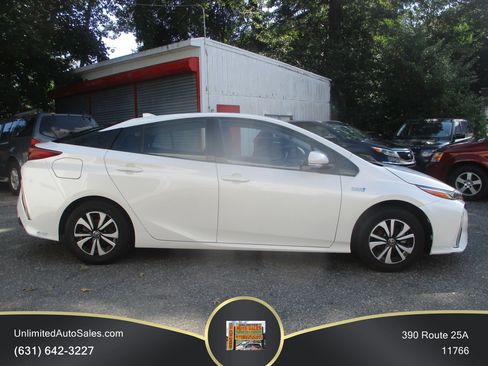 Used 2017 Toyota Prius Prime Plus FWD image 4