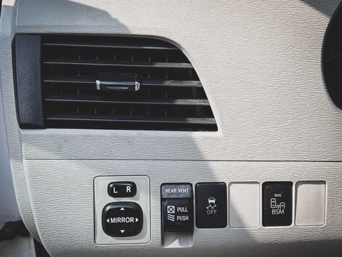 Used 2014 Toyota Sienna XLE FWD image 8