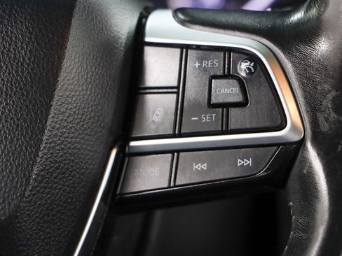 Used 2020 Toyota Highlander XLE FWD image 14