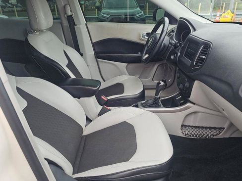 Used 2018 Jeep Compass Latitude w/ Popular Equipment Group FWD image 11