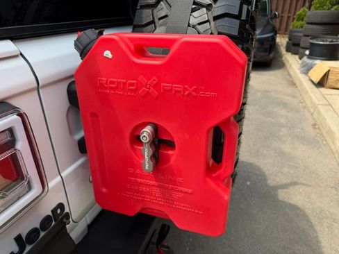 Used 2018 Jeep Wrangler Unlimited Sahara w/ Uconnect 4C Nav & Sound Group AWD/4WD image 39