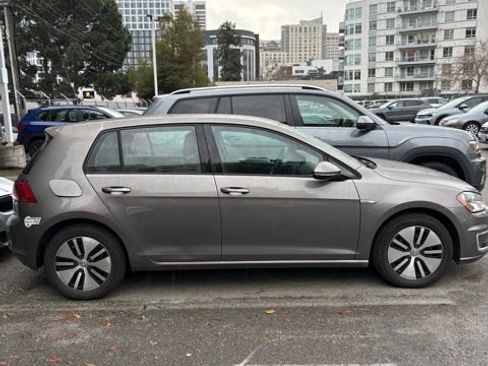 Used 2016 Volkswagen e-Golf SE image 3