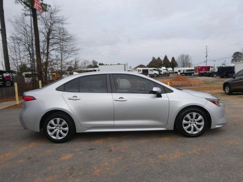 Used 2021 Toyota Corolla LE image 4