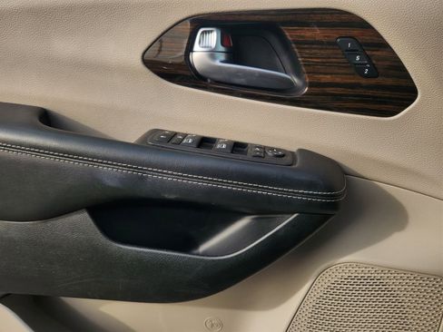 Used 2023 Chrysler Pacifica Limited image 24