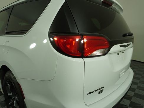 Used 2020 Chrysler Pacifica Touring-L FWD image 12
