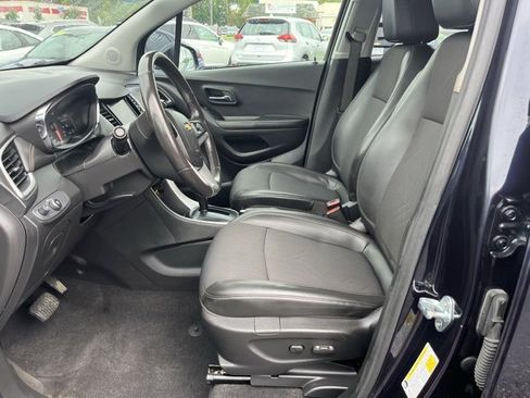 Used 2022 Chevrolet Trax LT w/ LT Convenience Package image 10