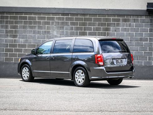 Used 2018 Dodge Grand Caravan SE w/ UConnect Hands-Free Group FWD image 4