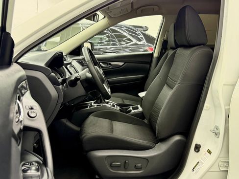 Used 2020 Nissan Rogue SV image 11