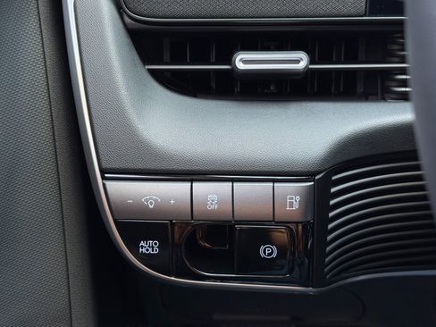 Used 2025 Hyundai Ioniq 5 SE image 16