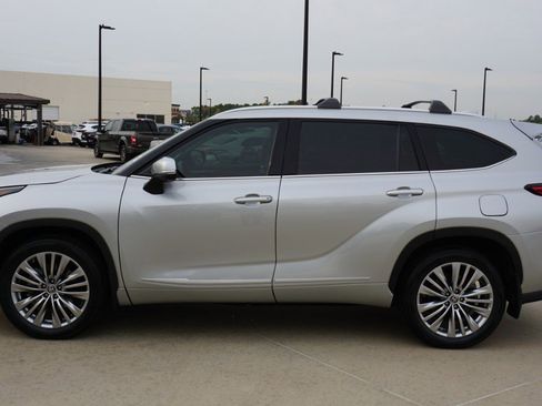 Used 2023 Toyota Highlander Platinum image 5