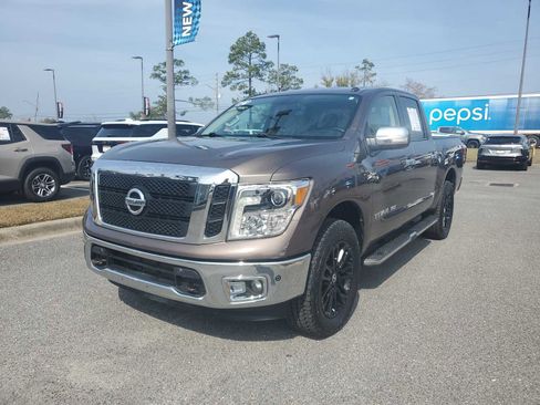 Used 2018 Nissan Titan SL image 1