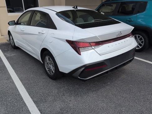 Used 2025 Hyundai Elantra SE FWD image 6