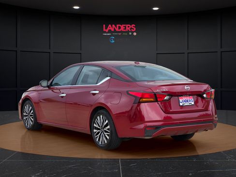 Used 2025 Nissan Altima 2.5 SV FWD image 2