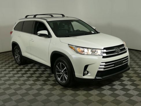 Used 2019 Toyota Highlander XLE AWD/4WD image 1