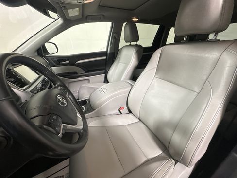 Used 2017 Toyota Highlander AWD V6 image 9